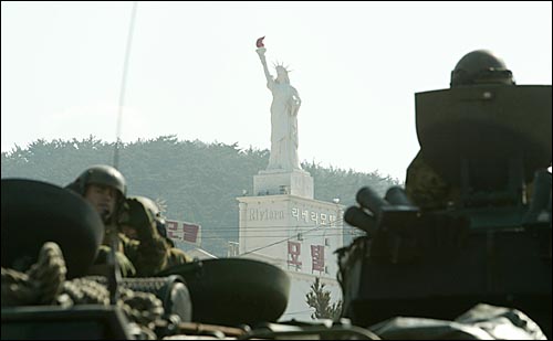 만리포해수욕장이 내려다보이는 한 모텔 옥상에 자유의 여신상 모형이 세워져 있다. 